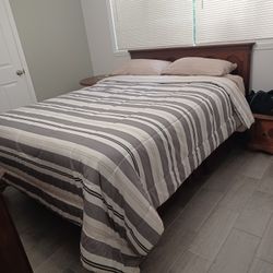 Queen Bed With Great Extras