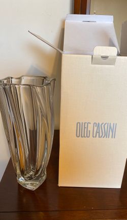 Oleg cassini flower vase