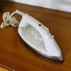 Sunbeam Classic Steam Iron - 1200W - free delivery available in Everett or U district