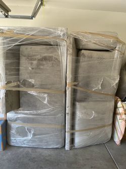 Kaylee L-shaped sectional with right Chaise.  OTTOMAN NOT INCLUDED.