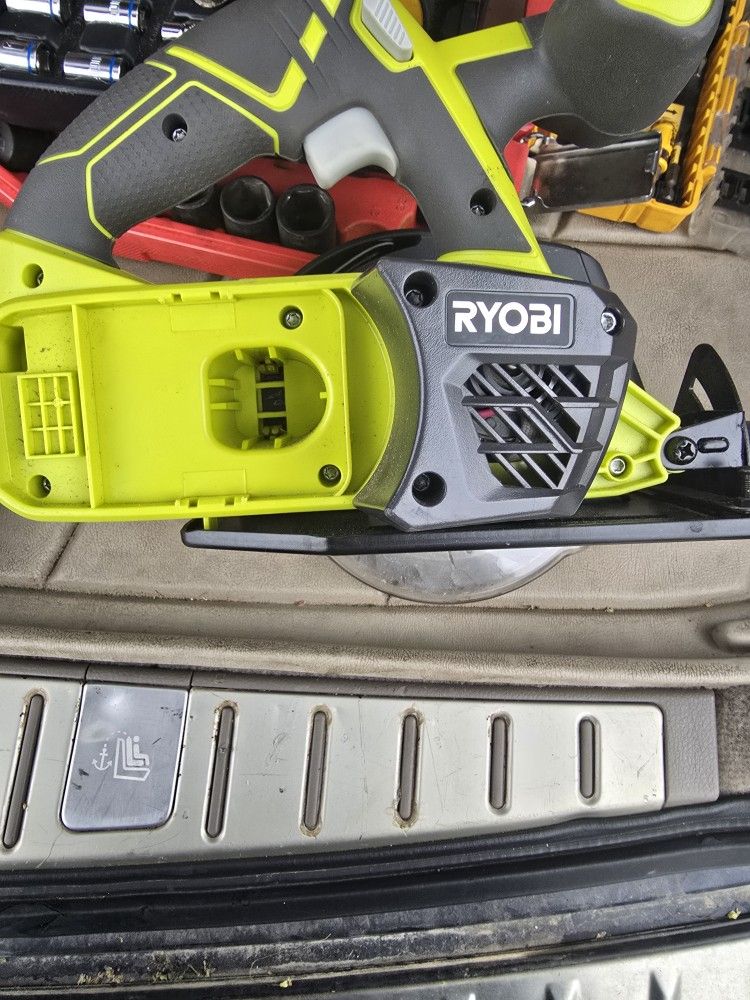 Ryolbi Skill Saw With Replacement Blades