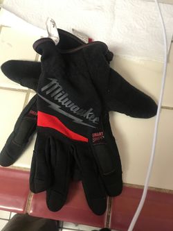 Milwaukee free flex gloves with smart swipe grip