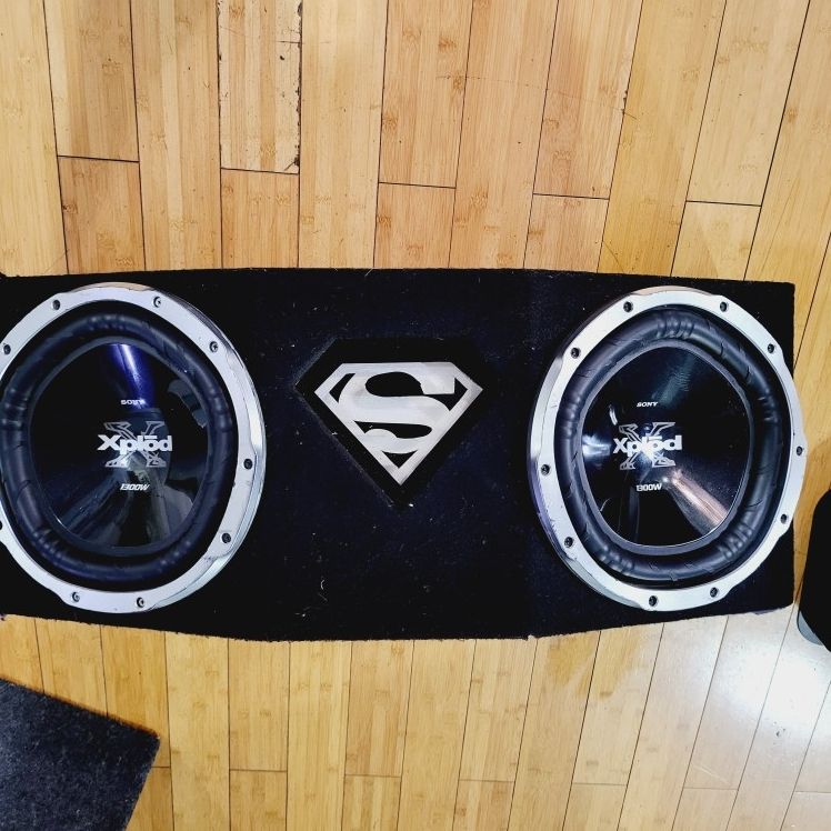 2 Sony Xplod 12 Inch Subwoofer Whit Subwoofer Box