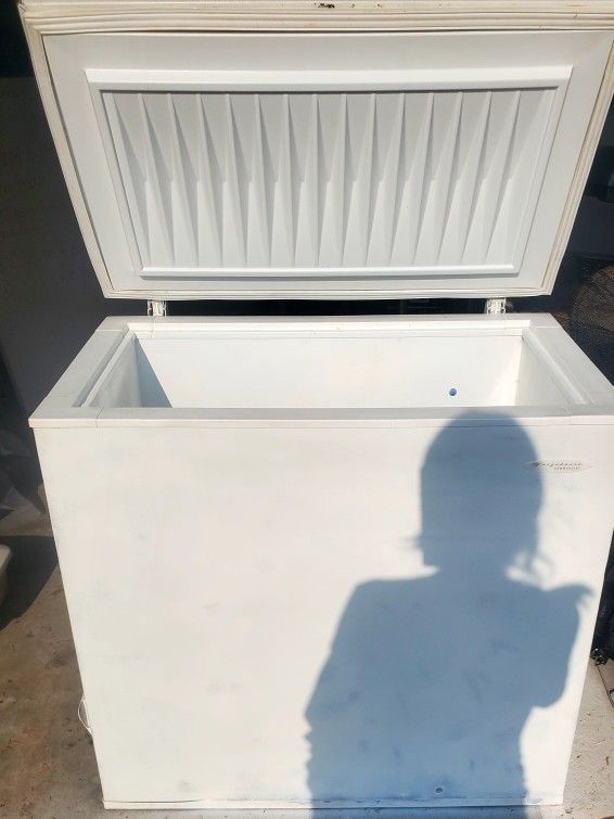 FRIGIDAIRE DEEP FREEZER