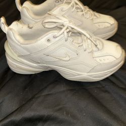 Nike Women’s Tennis Shoe 