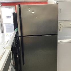 GE 18 Cu Ft Black And Stainless Steel Top And Bottom Fridge. 1 year Warranty 