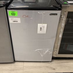 MAGIC CHEF HMR440SE MINI FRIDGE