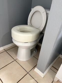 Toilet seat riser