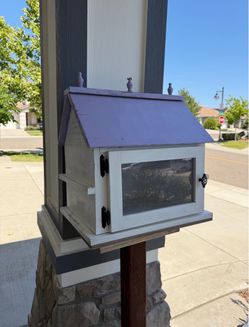 Little Library House with Pole Holder