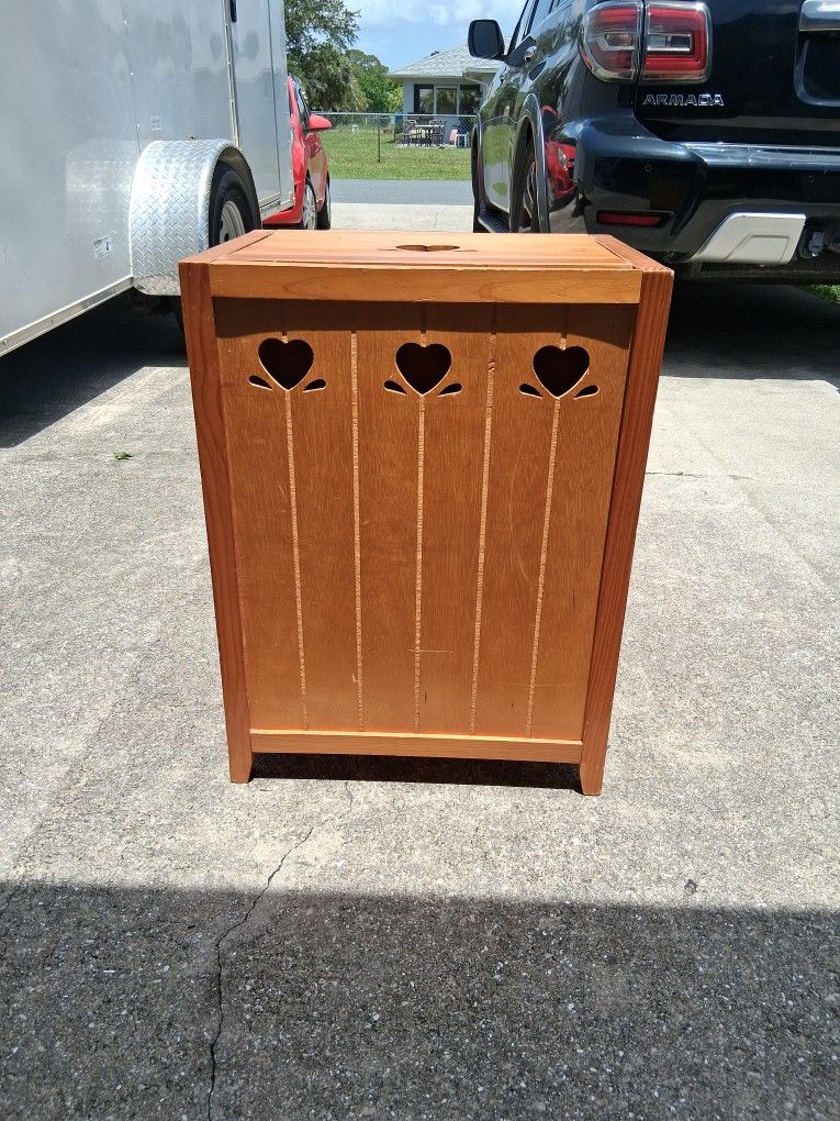 Wooden Clothes Humper Or Storage Box Vtg