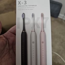ELECTRIC TOOTHBRUSH With Replacement Brushes NEW In Package 