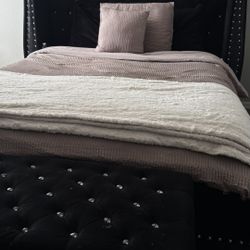 UPHOLSTERED QUEEN BED 