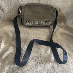Tommy Cross Body Bag Adjustable straps
