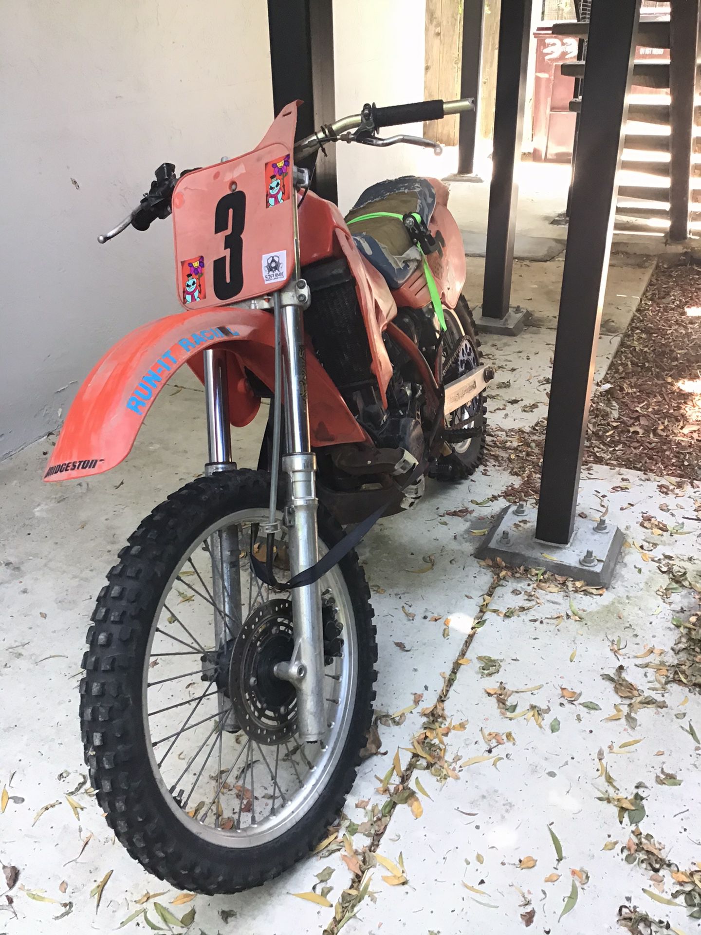 Cr500 1985 Dirtbike nothings wrong with it it runs and starts up I don’t have no pink slip It’s a two-stroke no I Ballers if you have cash and money