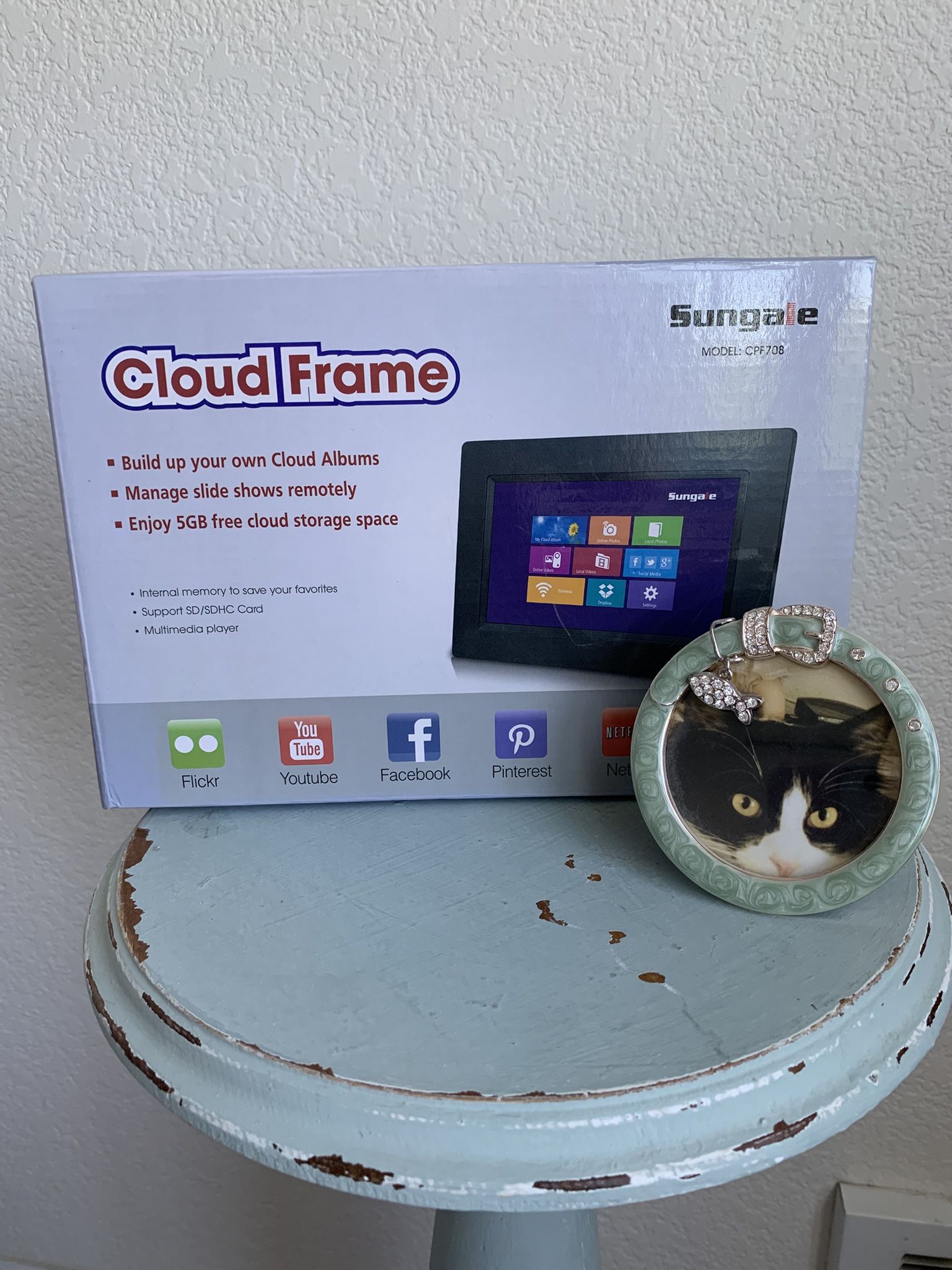 SUNGALE Cloud Frame 7″ IPS Touchscreen WiFi / 5 GB Cloud Storage Multimedia NIB