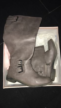 Flat boots