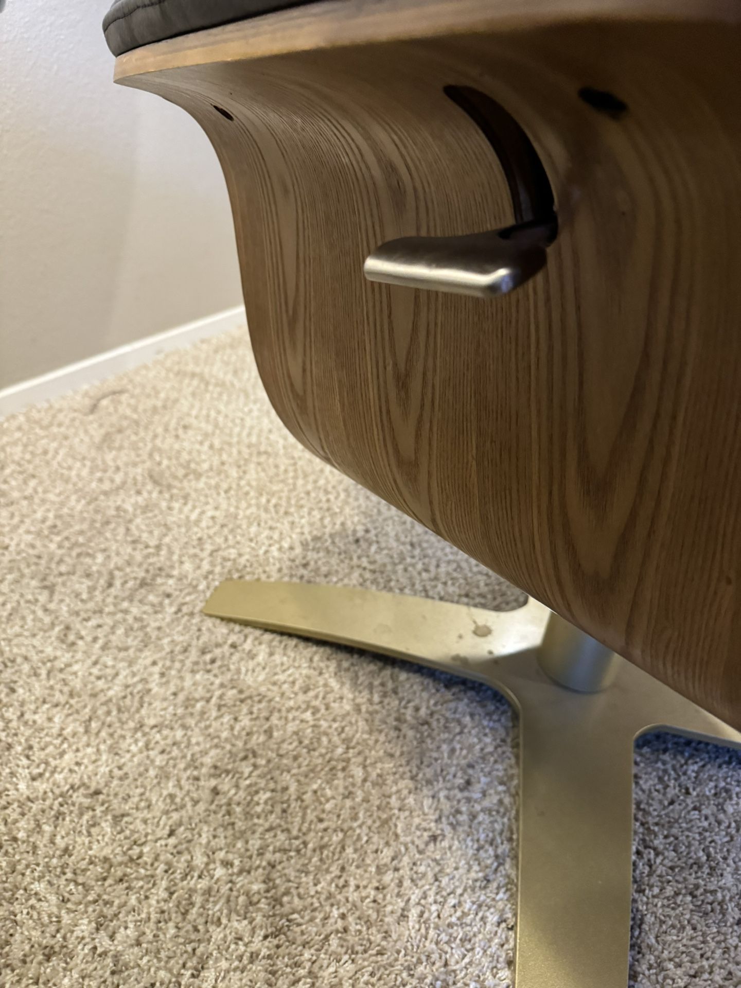 Macys Leather Chair And Ottoman for Sale in Seattle, WA OfferUp