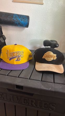2 Lakers hats