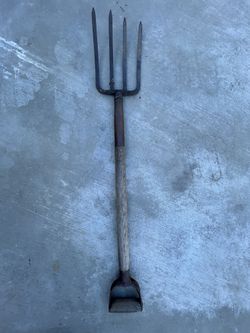 🌾 Vintage 4-Tine Pitch Fork – D-Handle | $45
