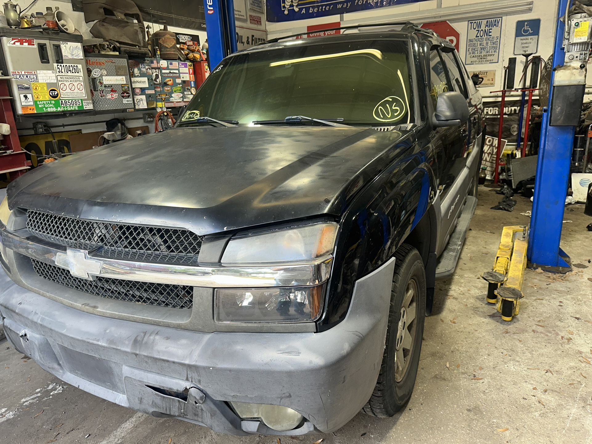2003 Chevrolet Avalanche Parting Out (for Parts)