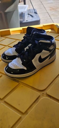 USED KIDS Nike Jordan's Size 4Youth