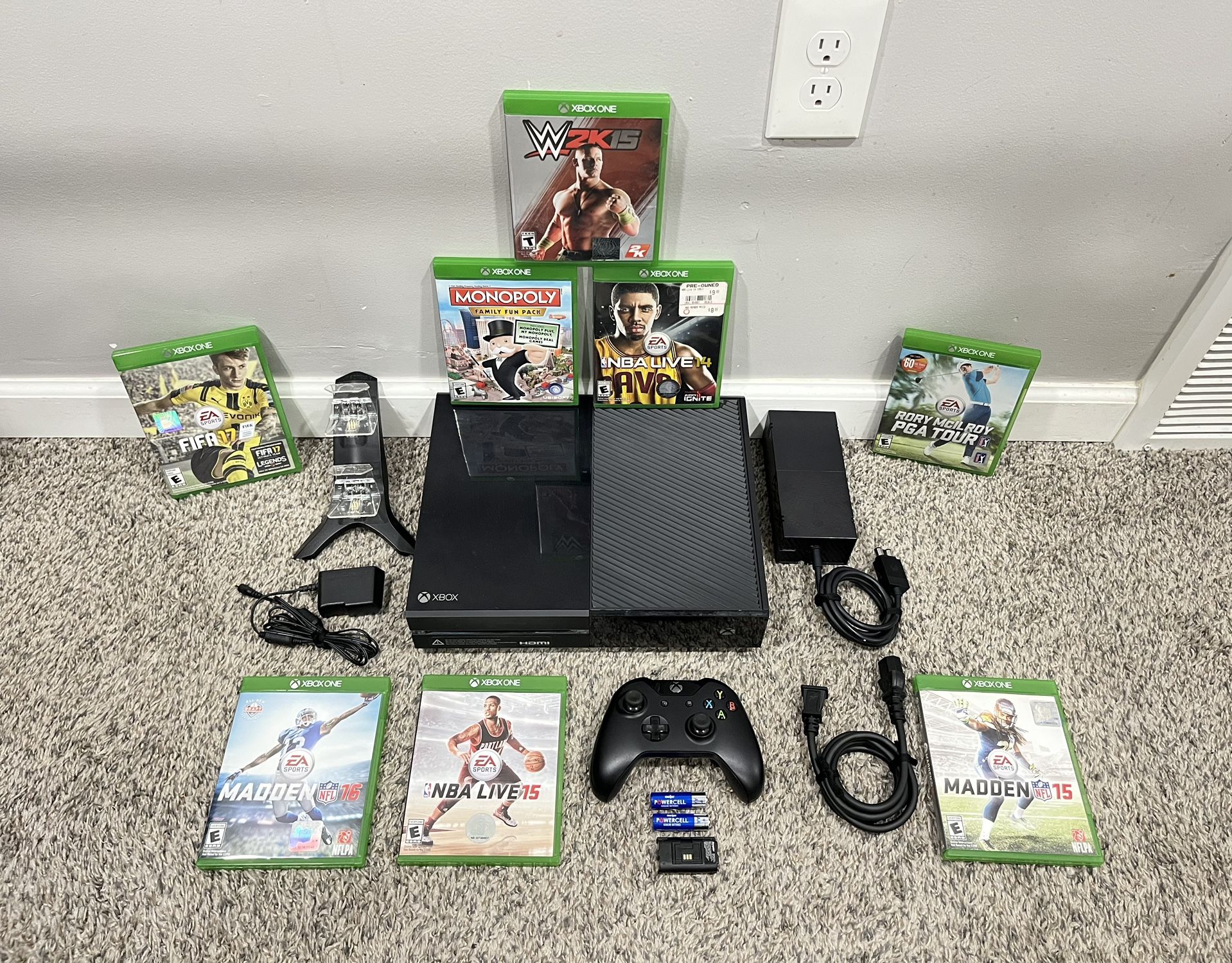 500GB Xbox One Bundle Comes With 8 Games Power Cord Charger Station An Extra Battery And A Controller