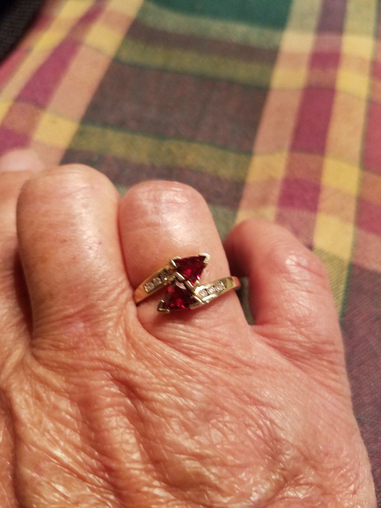 Garnet And Diamond  Ring 