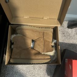 Brand NEW! UGGS Mini Bailey Bow II size 7
