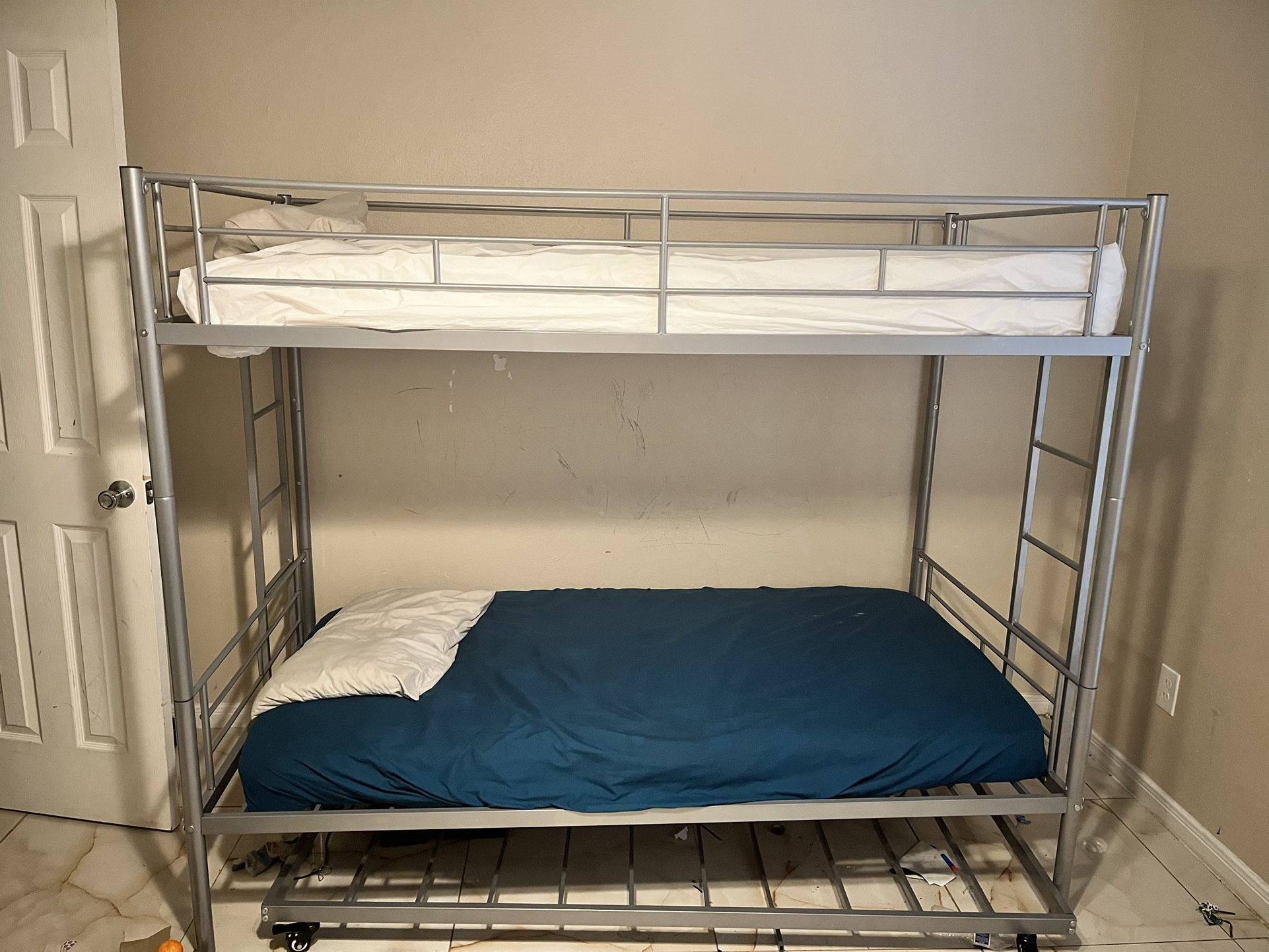 Light gray triple Bunk Bed 