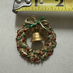 Christmas wreath brooch