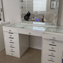 MAKEUP VANITY WITH MIRROR PICK UP TODAY 