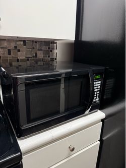 Hamilton Beach 1000W Black Countertop Microwave