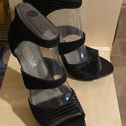 MAKE ME AN OFFER -  ORIGINALLY OVER $600 KENNETH COLE