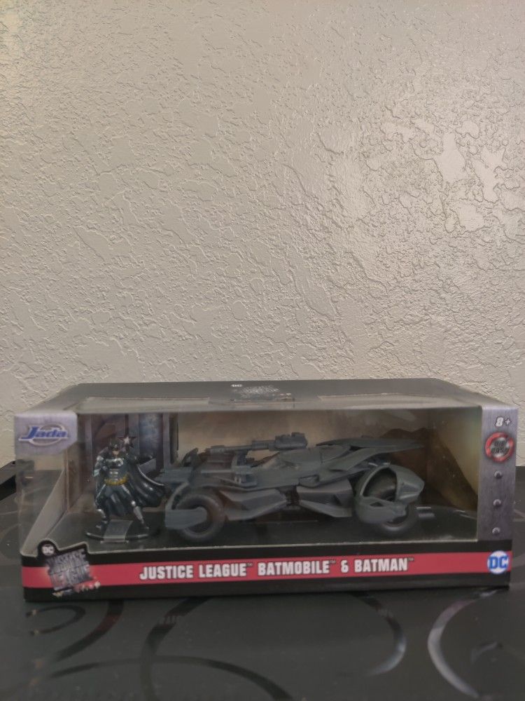 Justice League Batmobile with Batman Figure 1:32 Scale