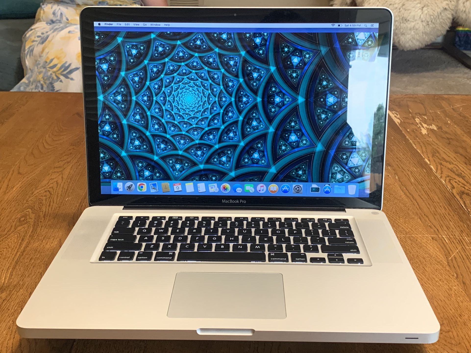15” Unibody MacBook Pro 2.4i5 4r 320hd / 2010 *Adapter Included