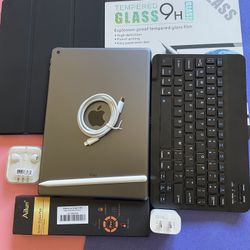 Apple IPad 8th Generation (10.2” Retina /IOS 18/ 2020 model) 32GB with stylus pen, keyboard & Accessories 