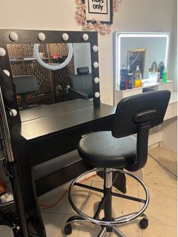 Mirror Vanity W / Chair