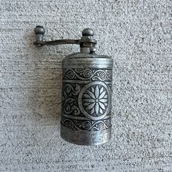 🕌 Mini Turkish Hand Grinder – Ornate Metal – “Türkiye” Engraved – Vintage Style – 3”