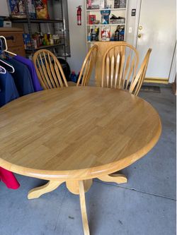 Round dining table