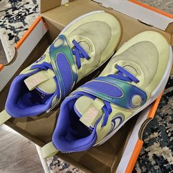 Nike Team Hustle D 11 SE (GS) basketball shoes Size 3.5