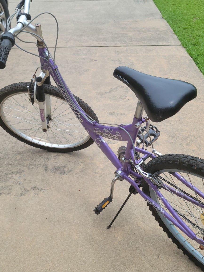 26 Inch Female/18 Speed Pacific Evolution/Excellent Condition 
