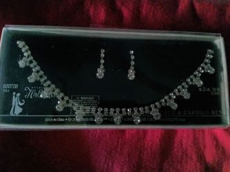 Beautiful necklace and earrings set