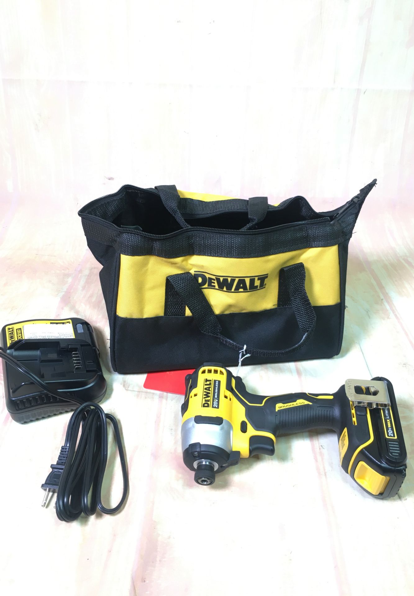 DEWALT cordless drill set and charger with bag DCF809 BCP006219