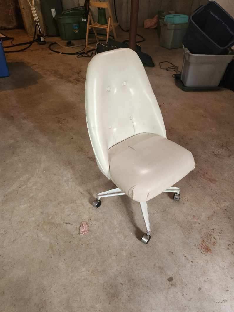 1974 Kitchen Table And Chairs With Wheels