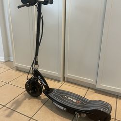 ***Electric Razor E100 light Up Scooter***