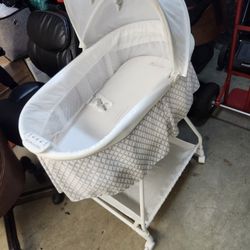 White Even flo Bassinet