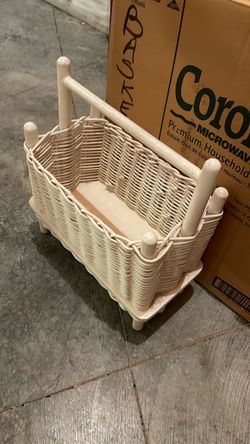 Basket/book or magazine holder