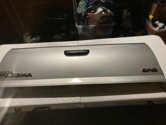 Toyota Tacoma tailgate silver 2005/2015