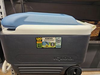 Esta nevera portátil es una Igloo MaxCold 40 Roller, modelo de 38 litros (40 cuartos de galón) con ruedas.