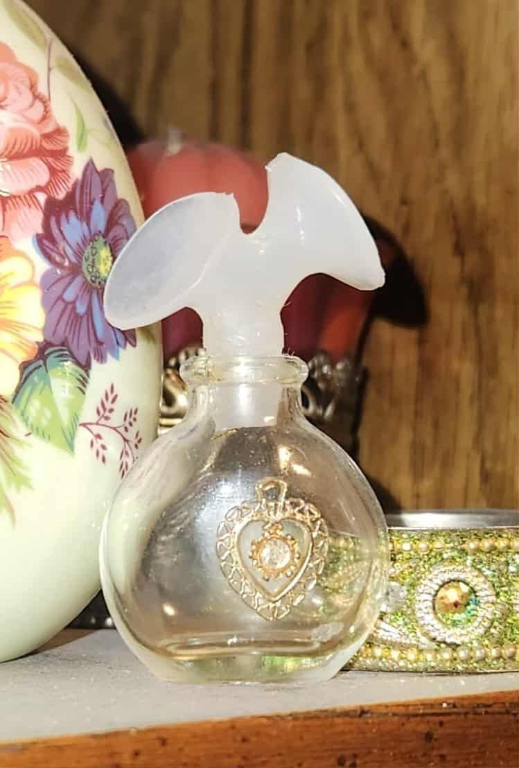 VINTAGE ORNATE MINI GOLD METAL HEART FILIGREE CRYSTAL PERFUME BOTTLE ACCENT TABLE VANITY DECOR COLLECTABLE